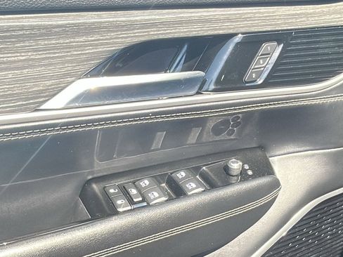 Certified 2022 Jeep Wagoneer Series III w/ Premium Group I AWD/4WD image 15