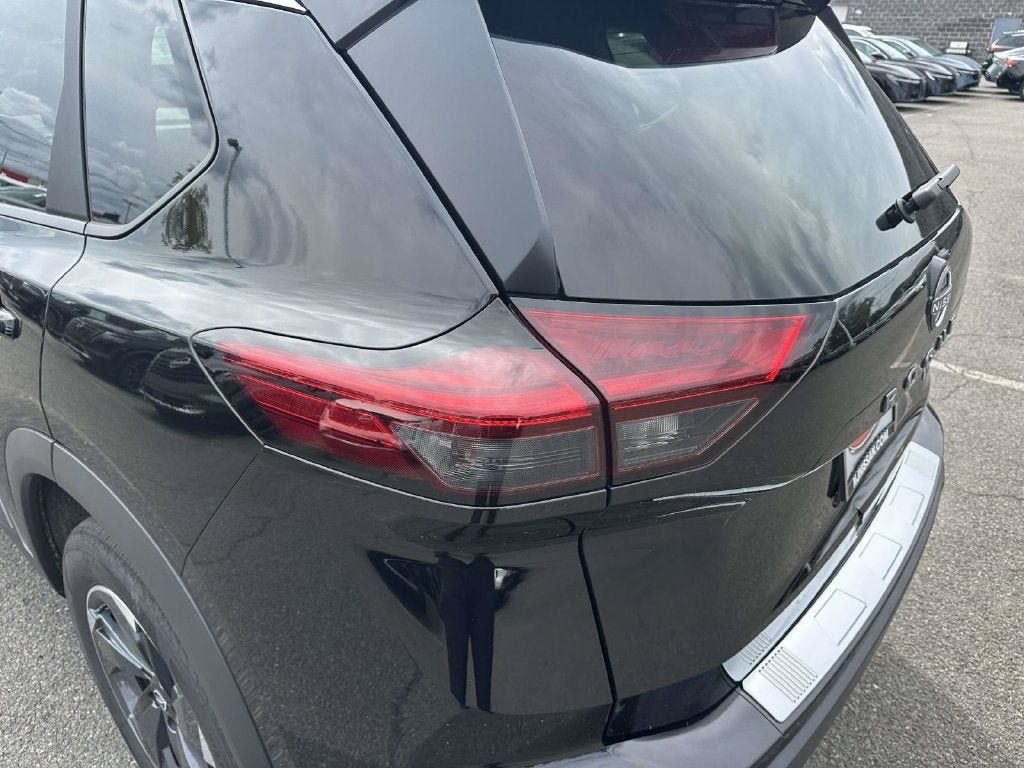 Certified 2025 Nissan Rogue SV w/ SV Premium Package AWD/4WD image 9