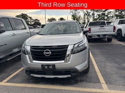 Used 2025 Nissan Pathfinder SL FWD image 4