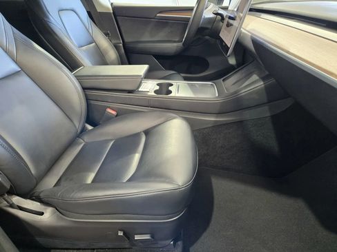 Used 2022 Tesla Model Y Long Range image 7