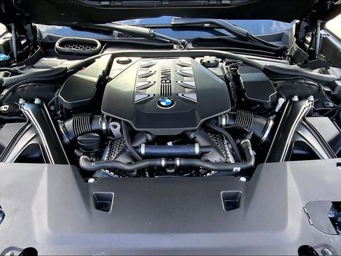 Certified 2023 BMW 760i xDrive w/ Luxury Rear Seating Package image 32