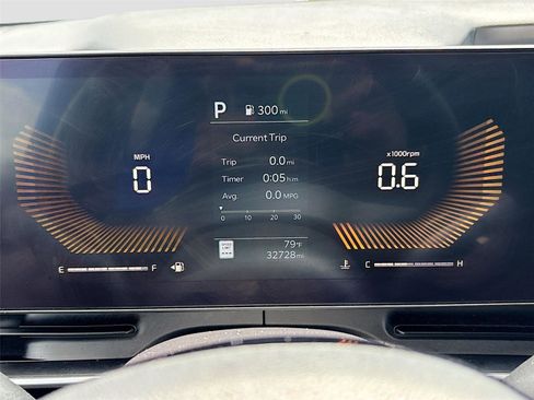 Used 2025 Kia Carnival FWD image 12
