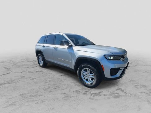 New 2025 Jeep Grand Cherokee Laredo image 2