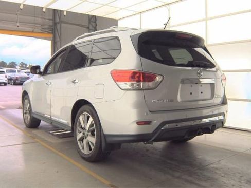 Used 2013 Nissan Pathfinder Platinum FWD image 2