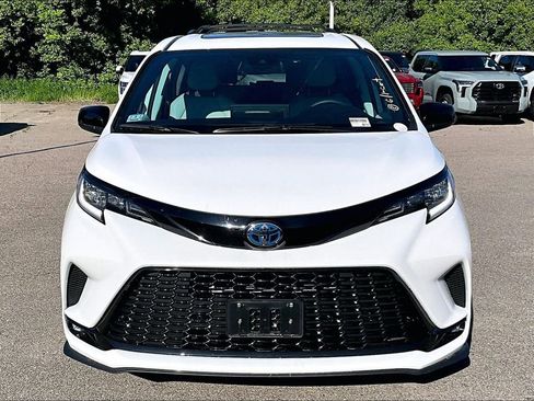 Used 2025 Toyota Sienna XSE w/ XSE Plus Package AWD/4WD image 2