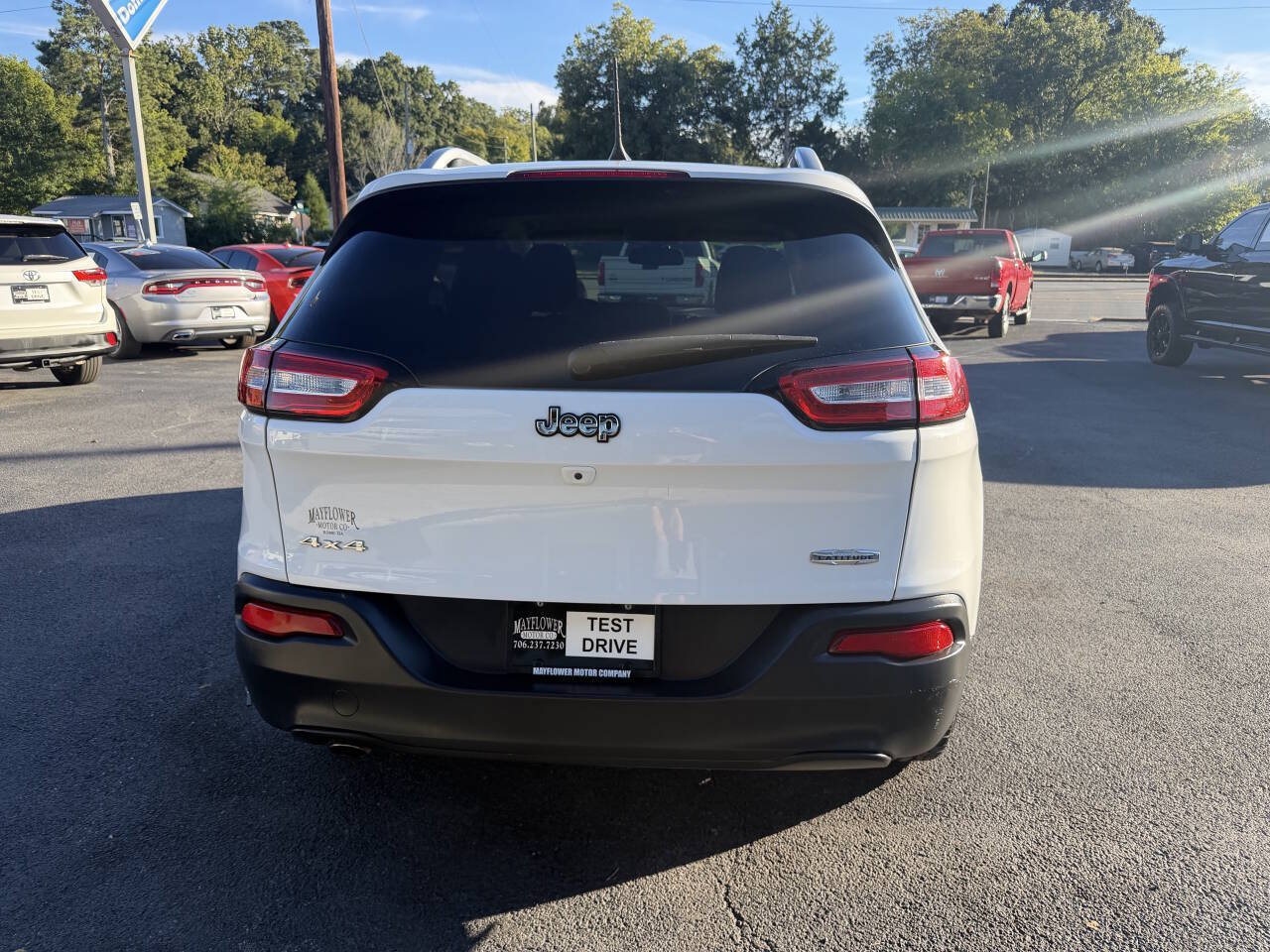 Used 2017 Jeep Cherokee Latitude w/ Cold Weather Group AWD/4WD image 4
