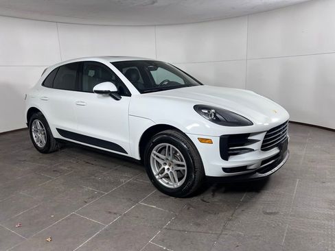 Certified 2020 Porsche Macan image 3