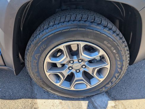 Used 2020 Jeep Cherokee Trailhawk w/ Cold Weather Group AWD/4WD image 9