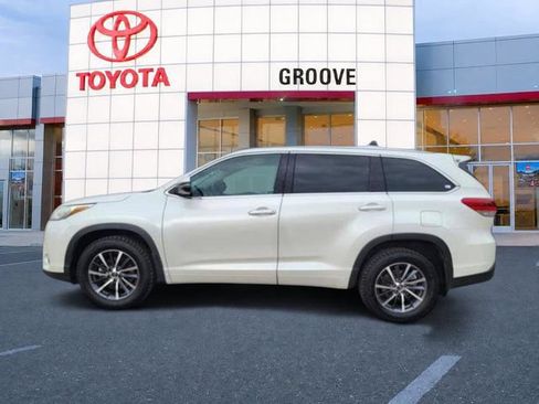 Used 2017 Toyota Highlander XLE AWD/4WD image 2
