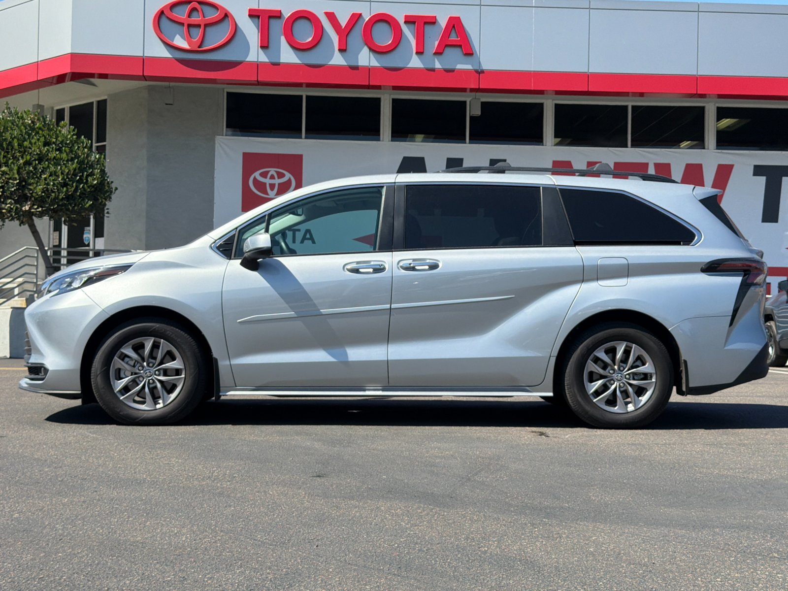 Used 2025 Toyota Sienna XLE w/ XLE Plus Package FWD image 2