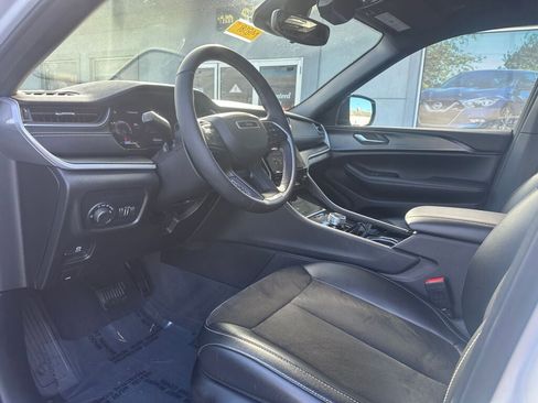 Used 2023 Jeep Grand Cherokee L Laredo image 12