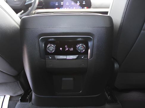 Used 2025 Chevrolet Suburban Premier image 21