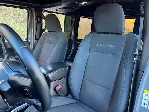 Used 2018 Jeep Wrangler Unlimited Sahara image 10