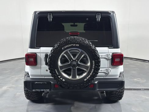Used 2018 Jeep Wrangler Unlimited Sahara AWD/4WD image 6