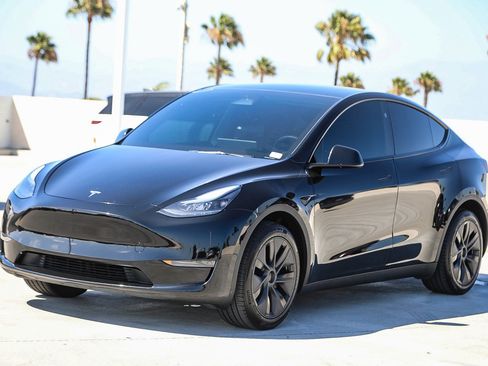 Used 2025 Tesla Model Y Long Range RWD image 3