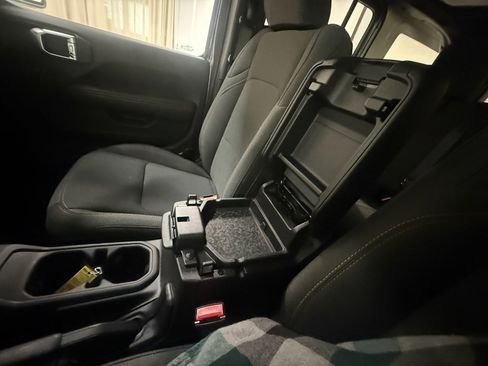 Used 2025 Jeep Wrangler Sahara image 38