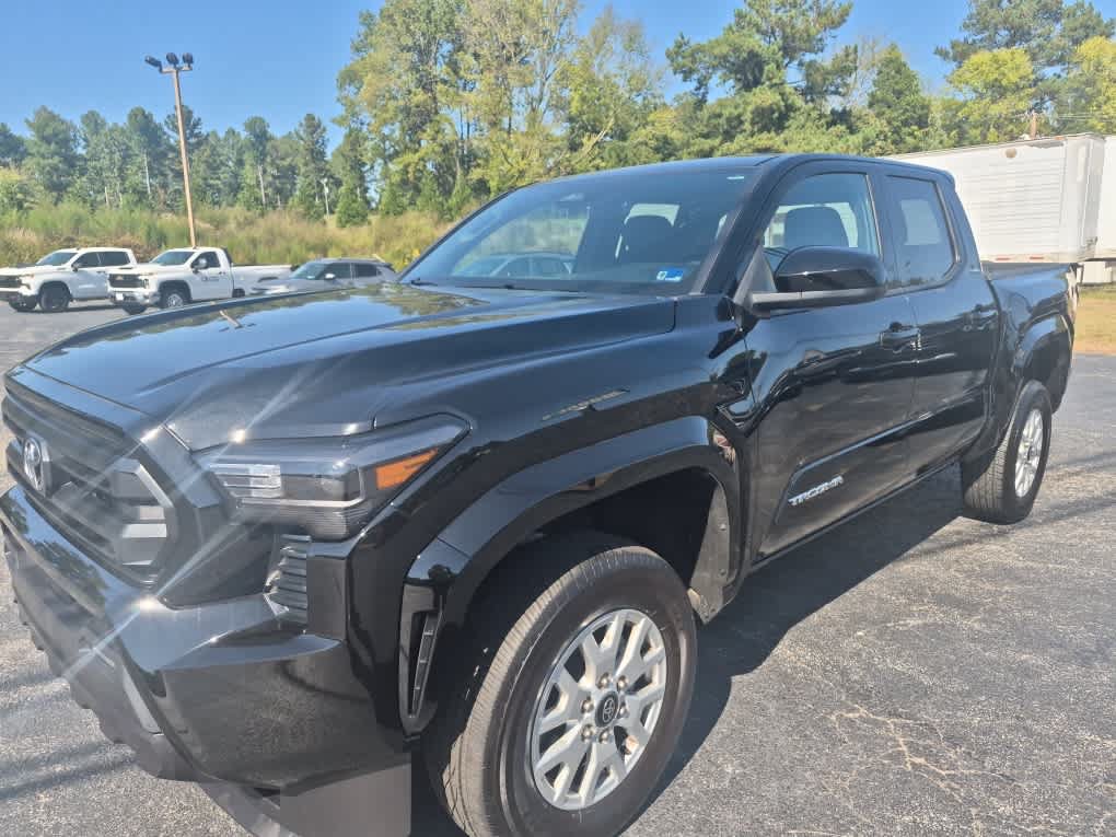 Used 2025 Toyota Tacoma SR5 AWD/4WD image 3