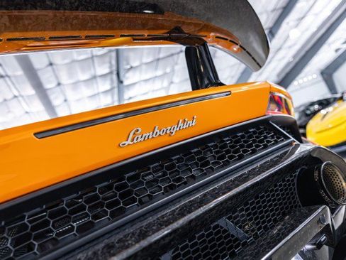 Used 2018 Lamborghini Huracan Performante AWD/4WD image 25