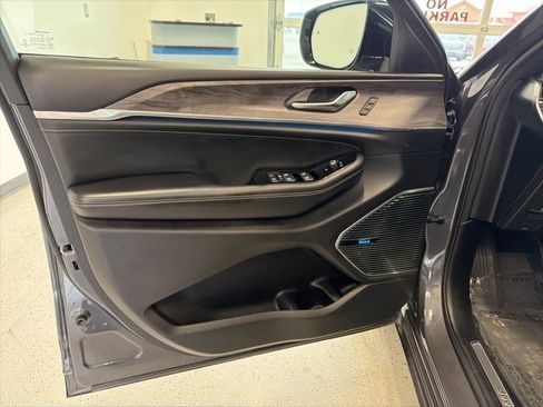 Used 2022 Jeep Grand Cherokee Overland image 43