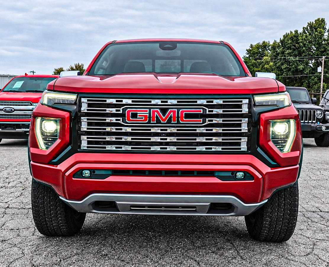 Used 2024 GMC Canyon Denali AWD/4WD image 2