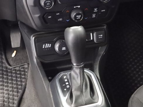 Certified 2020 Jeep Renegade Latitude w/ Cold Weather Group AWD/4WD image 17