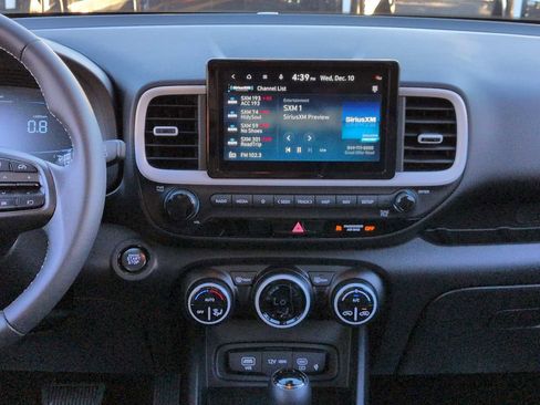 New 2025 Hyundai Venue Limited image 27