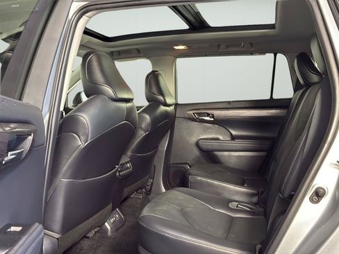 Used 2022 Toyota Highlander Platinum AWD/4WD image 21