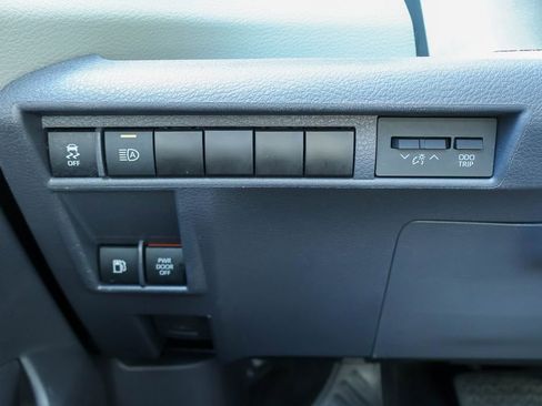 Used 2022 Toyota Sienna XLE image 19