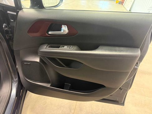 Used 2020 Chrysler Pacifica Limited FWD image 27