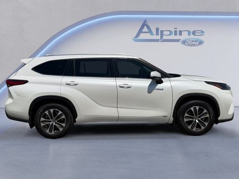 Used 2021 Toyota Highlander XLE AWD/4WD image 6