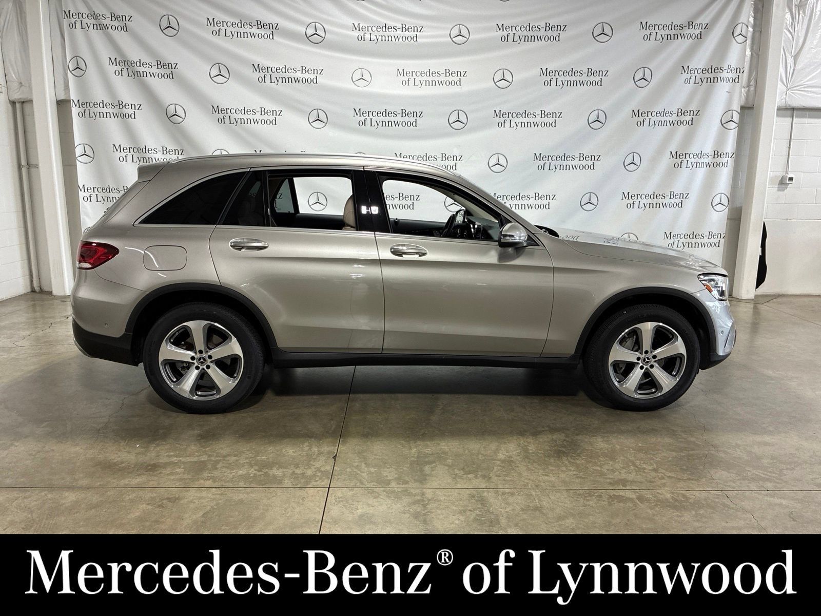 Used 2021 Mercedes-Benz GLC 300 4MATIC image 2