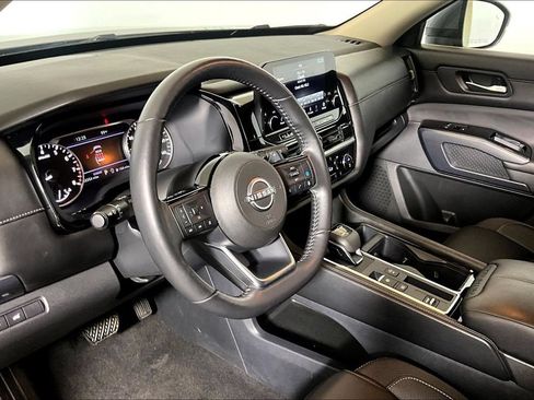 Used 2025 Nissan Pathfinder SL FWD image 10