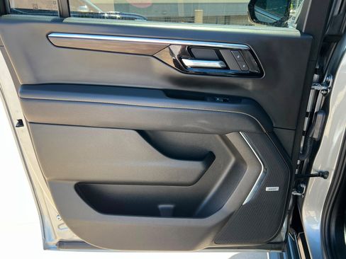 Used 2025 Chevrolet Suburban Premier AWD/4WD image 19