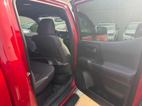 Used 2018 Toyota Tacoma TRD Sport AWD/4WD image 10