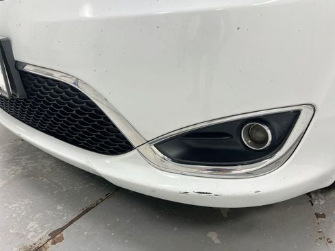 Used 2018 Chrysler Pacifica Touring-L FWD image 28