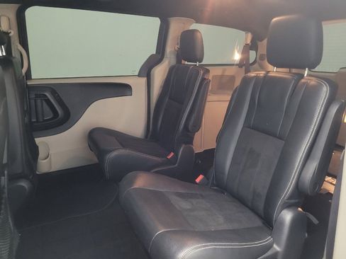 Used 2019 Dodge Grand Caravan SXT FWD image 18