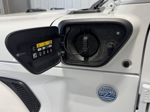 Used 2021 Jeep Wrangler Unlimited Sahara w/ Cold Weather Group AWD/4WD image 42