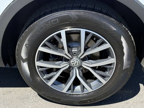 Used 2018 Volkswagen Tiguan SE w/ Panoramic Sunroof Package FWD image 15