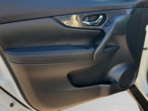 Certified 2017 Nissan Rogue SV w/ Midnight Edition image 32