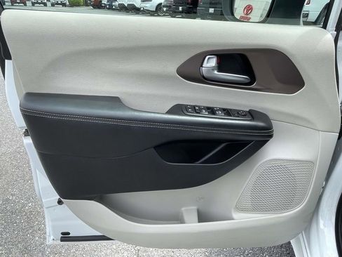 Used 2022 Chrysler Voyager LX FWD image 14