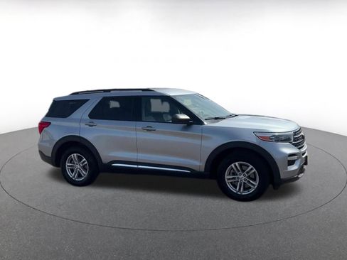 Used 2023 Ford Explorer XLT w/ Equipment Group 202A RWD image 2