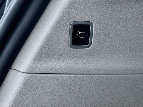 Used 2024 Chrysler Pacifica Limited FWD image 4
