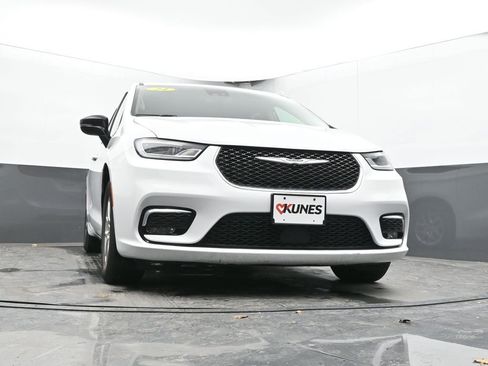 Used 2024 Chrysler Pacifica Touring-L image 54