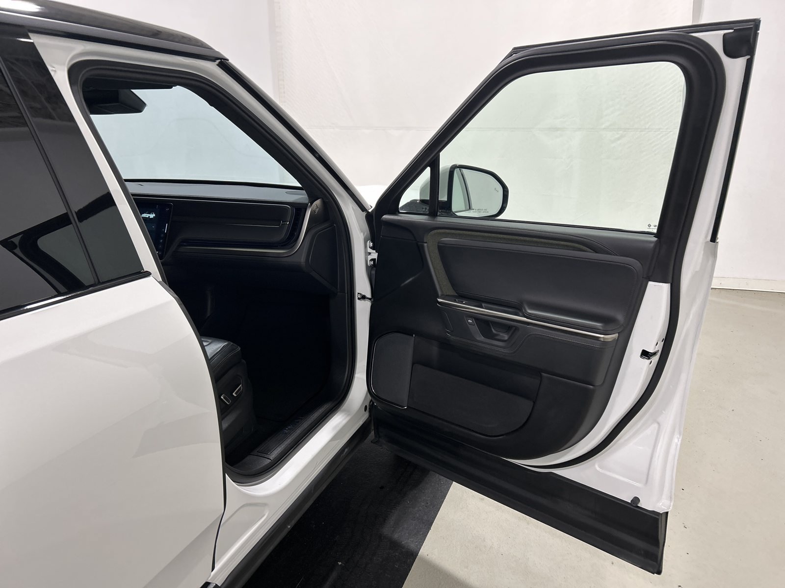 Used 2025 Rivian R1S Adventure Dual AWD/4WD image 18