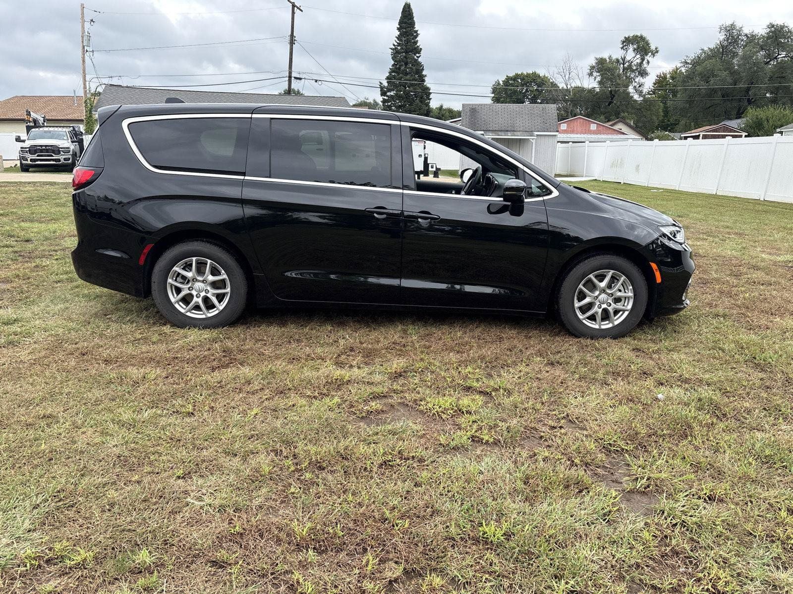 Used 2026 Chrysler Pacifica Select FWD image 4