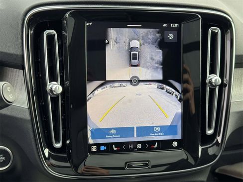 Used 2025 Volvo XC40 B5 Plus image 29