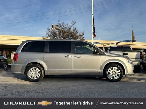 Used 2018 Dodge Grand Caravan SE w/ UConnect Hands-Free Group image 3