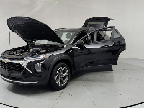 Used 2024 Chevrolet Trax LT w/ Driver Confidence Package FWD image 9