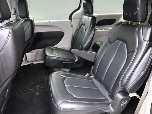 Used 2024 Chrysler Pacifica Touring-L FWD image 17
