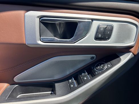 Used 2022 Ford Explorer King Ranch w/ Premium Technology Package image 27